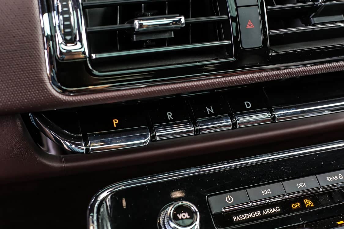 琴键式换档按键。我想可以额外增设 S 档或 M 手动模式