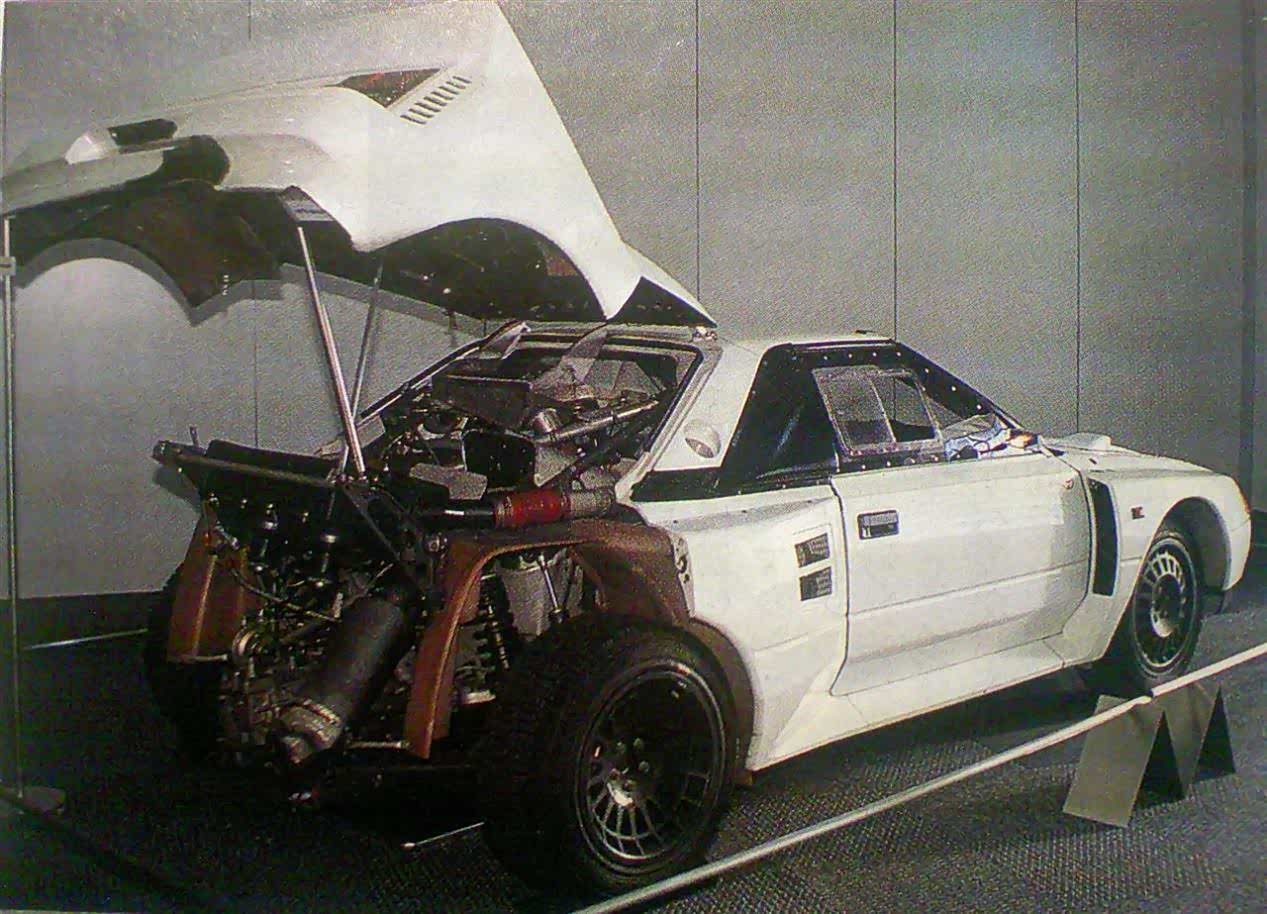 向后方突出的纵置变速箱