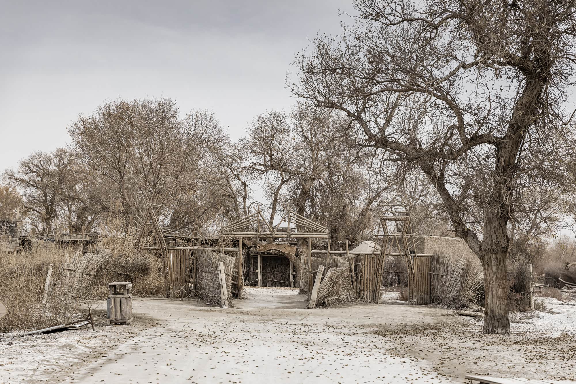 罗布人家，确实有人居住生活