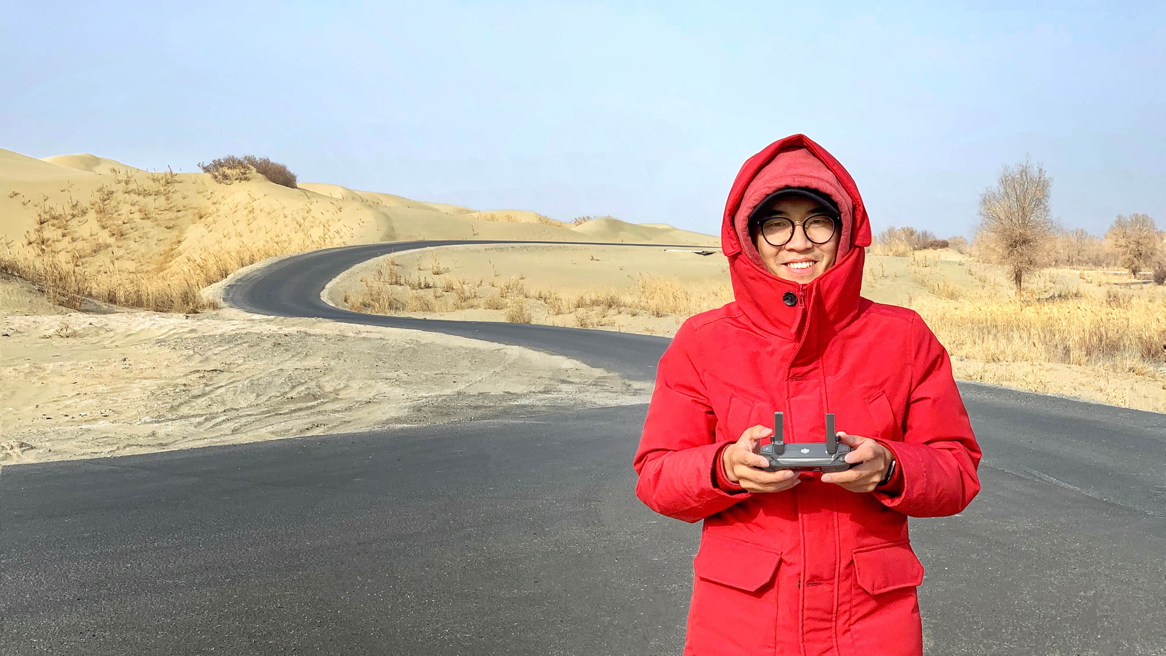 来沙漠里飞个小飞机吧