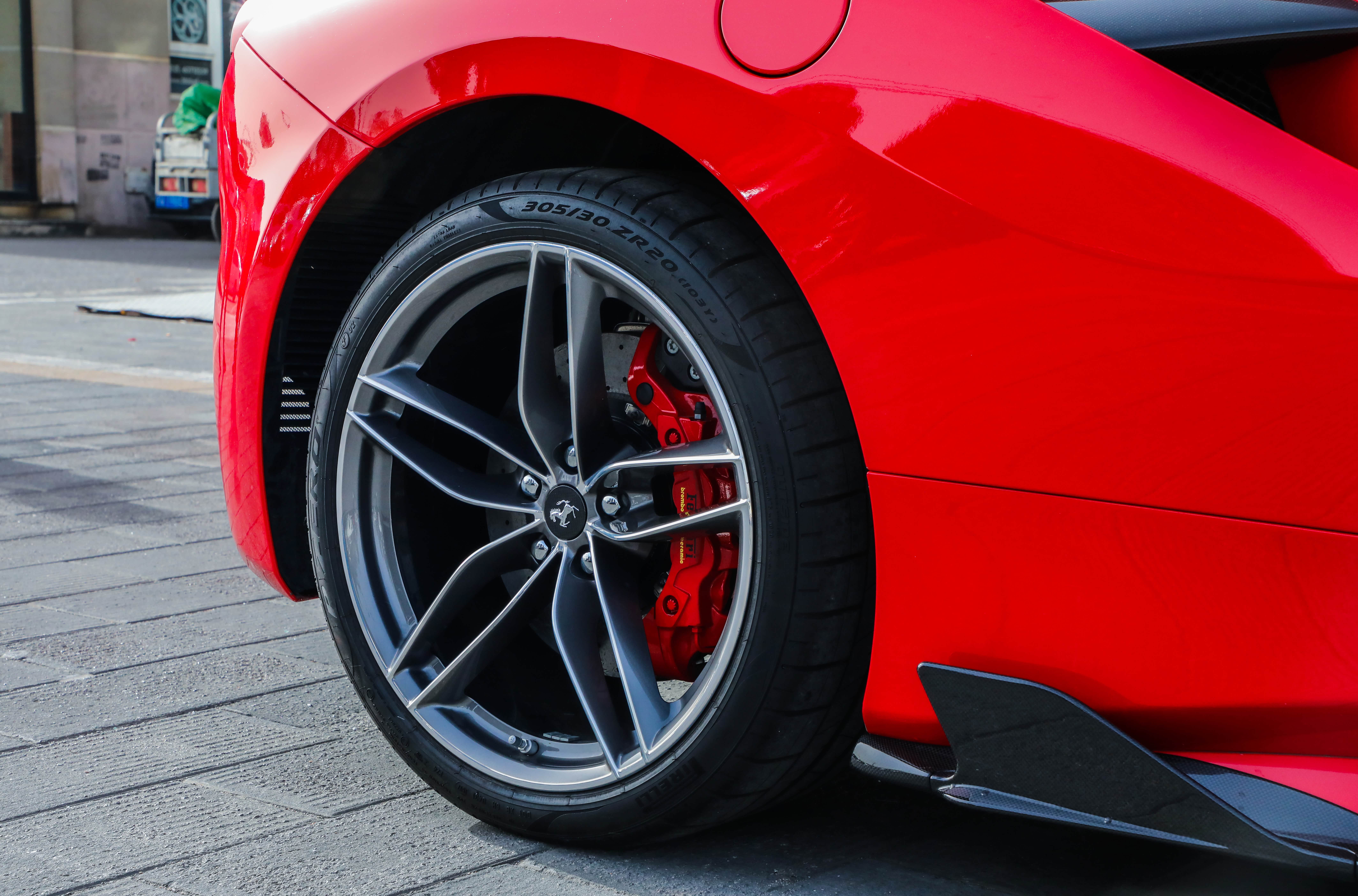 右侧碳纤维侧裙扰流翼还有碳纤维轮毂盖