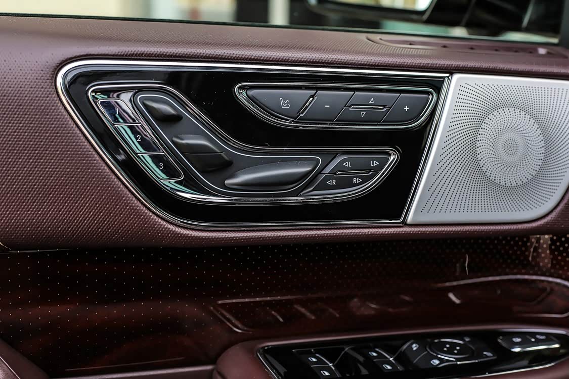 门板上的座椅控制按键