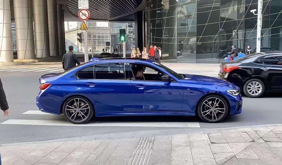 两款车型均采用了m运动套装,新款的包围无论搭配奥斯丁黄或波尔蒂芒蓝