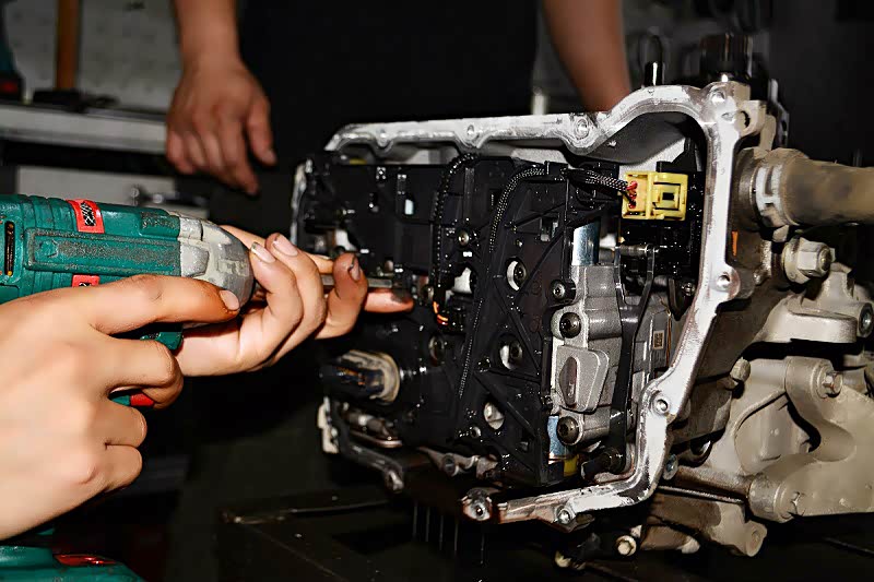 拆了固定阀体的所有螺丝。