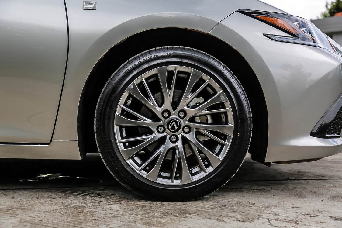 与高配车型（非 ES 300h 行政版）一致的轮圈样式