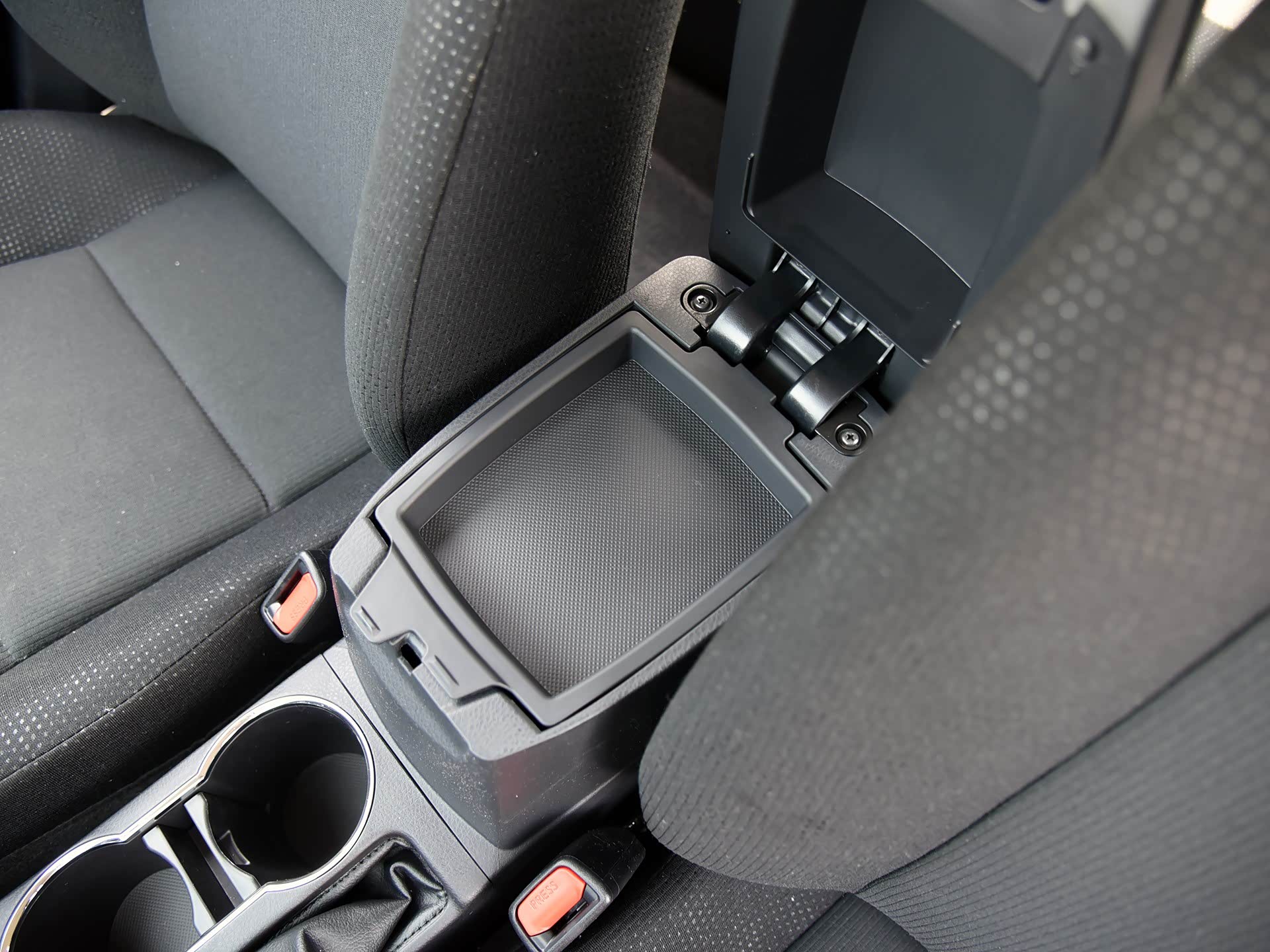 手套箱空间真的不太大，放点票据很是可以的/引自汽车之家图库