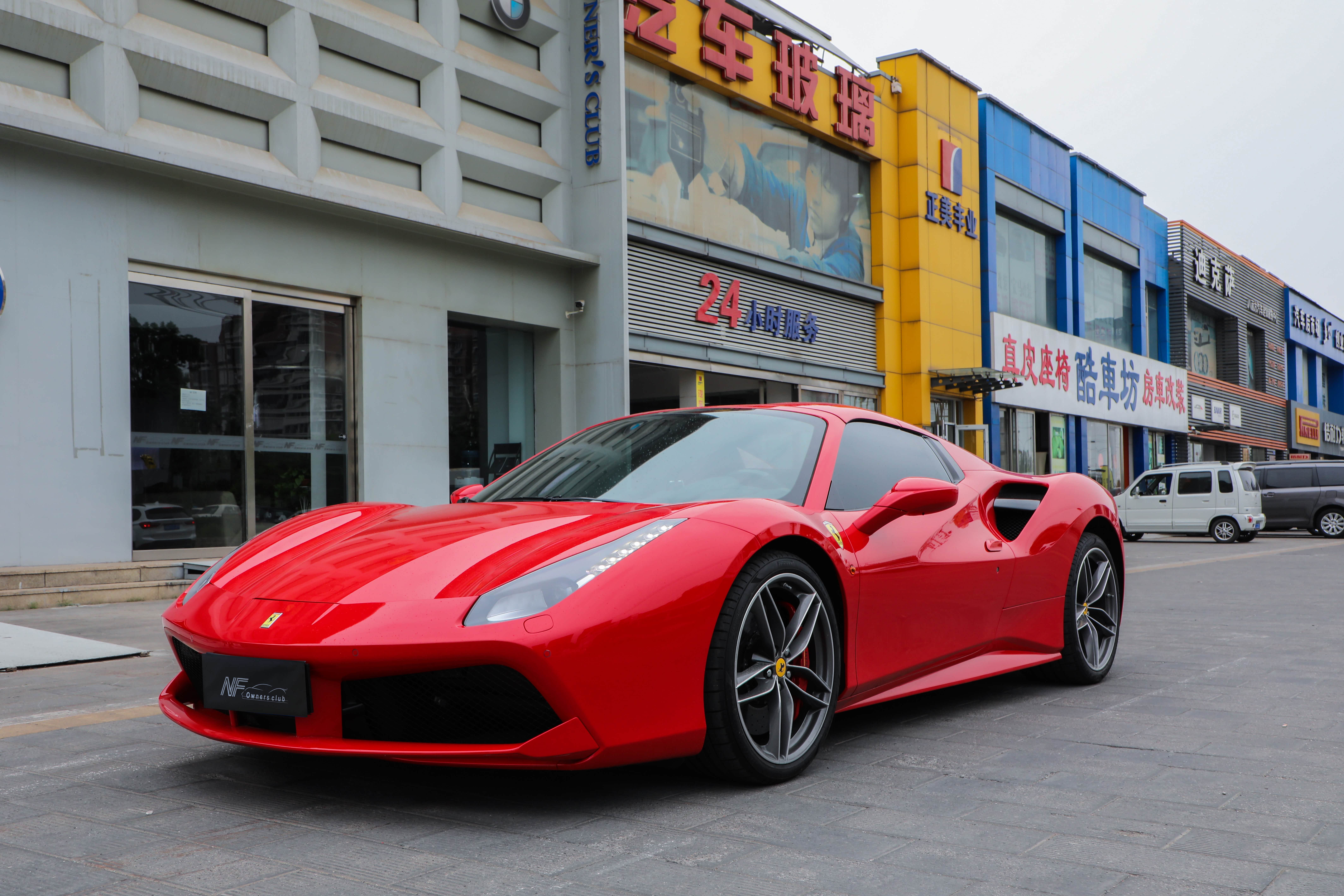 法拉利488Spider,3.9T，V8发动机可以爆发出670P马力，这是原车照片