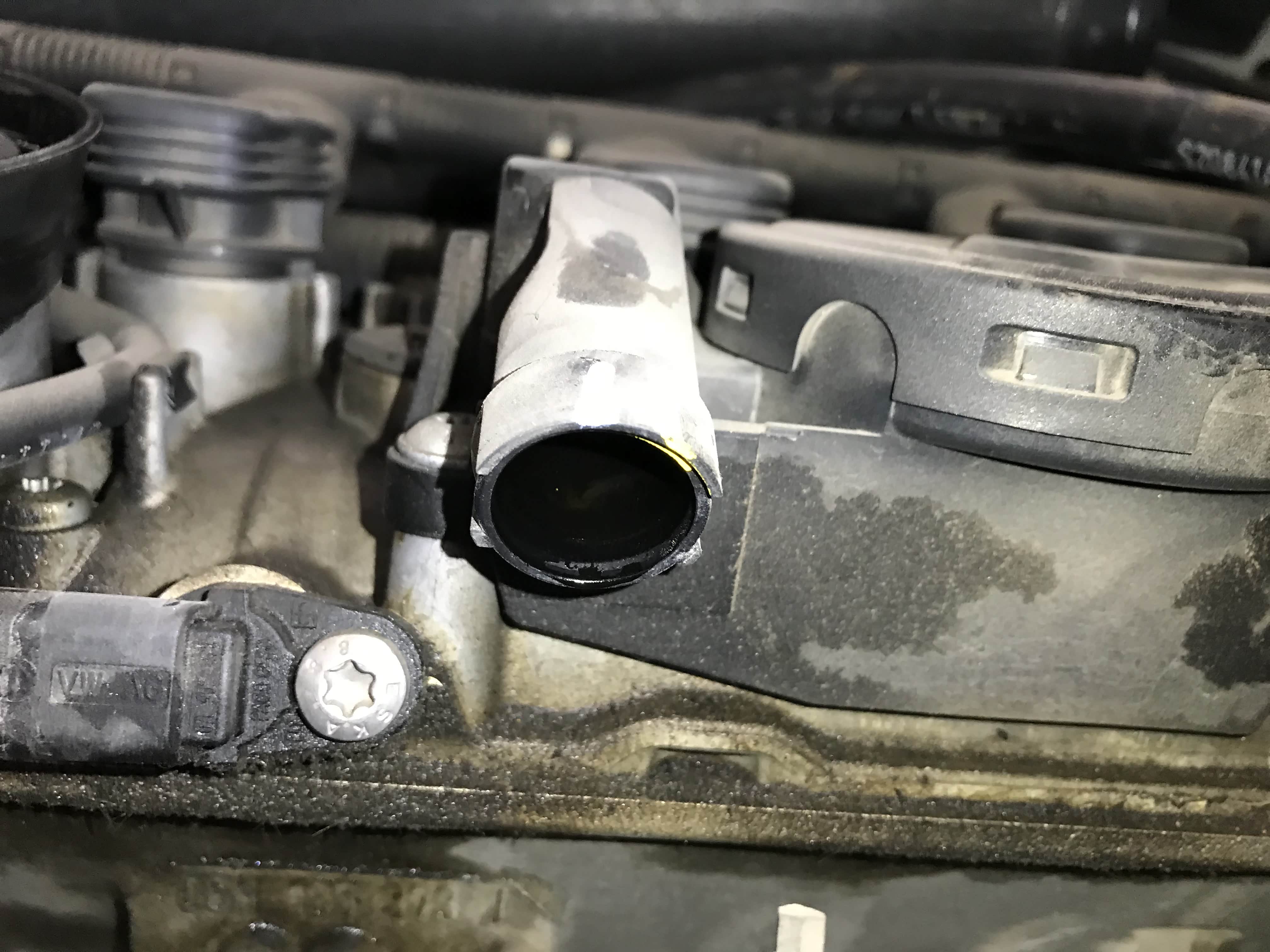 ▲PCV阀通往进气歧管的出口已经滴出机油了