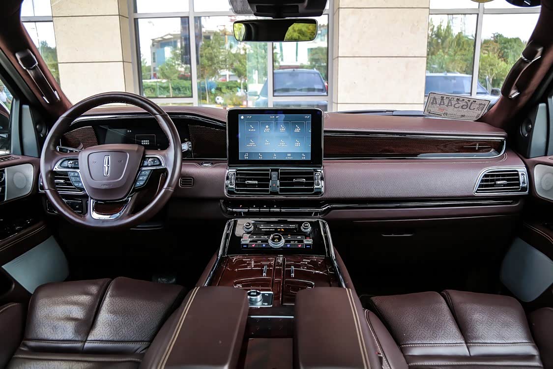 “彼岸胜境”主题以红色调为主，“静谧之地”为白色，“摩登游艇”为蓝色