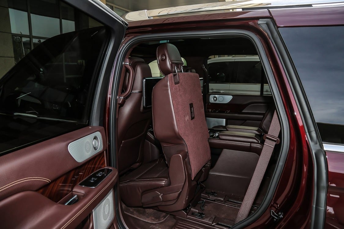 但是第二排座椅的折叠动作需要手动完成