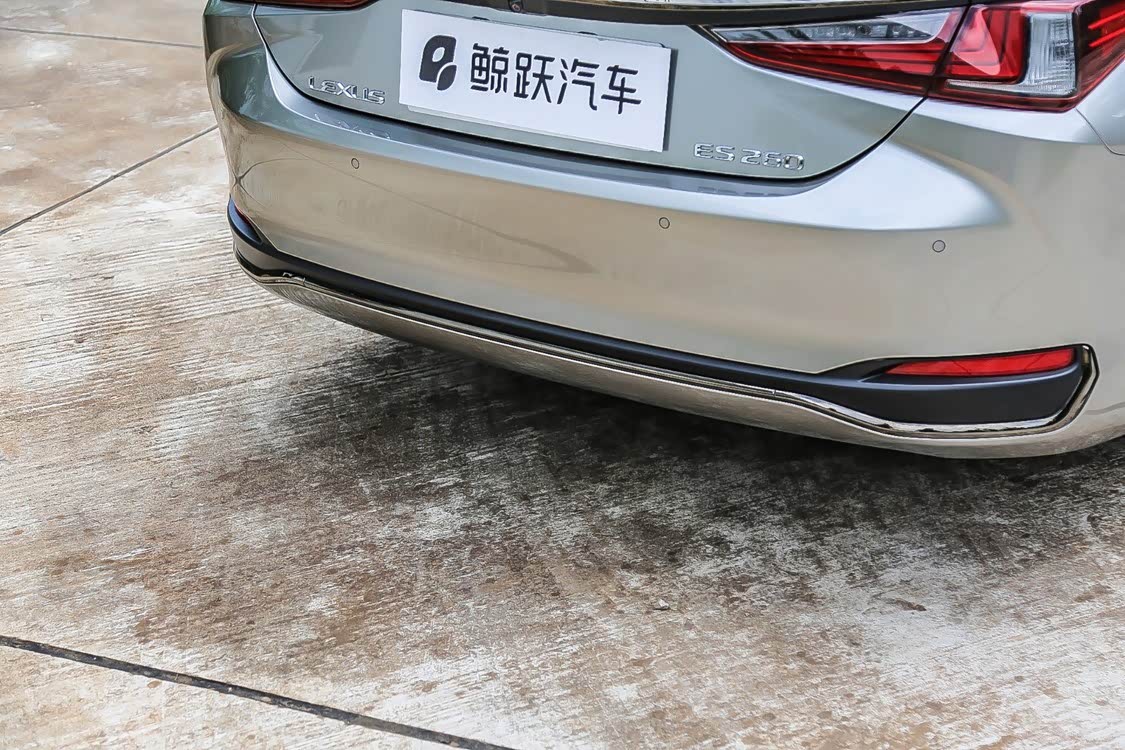 后保险杠。此处没有采用外露的排气管，也没有设置类似扩散器的组件