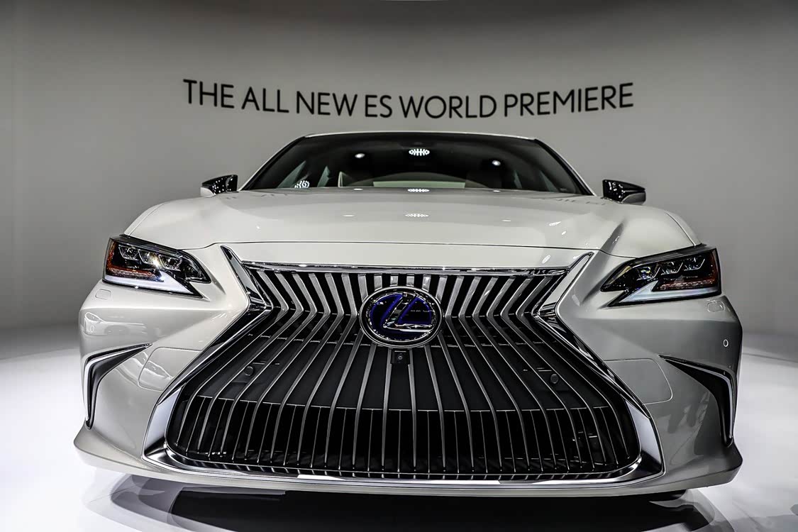 这是 ES 300h 的进气格栅，两者区别其实不算特别明显