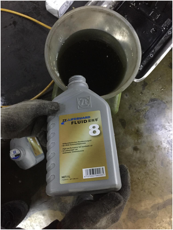 重力换油法，采用加油机直接加注即可。