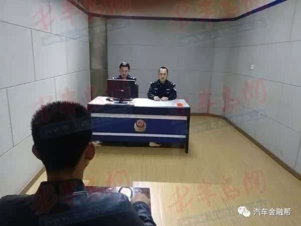 图：即墨警方审讯犯罪嫌疑人