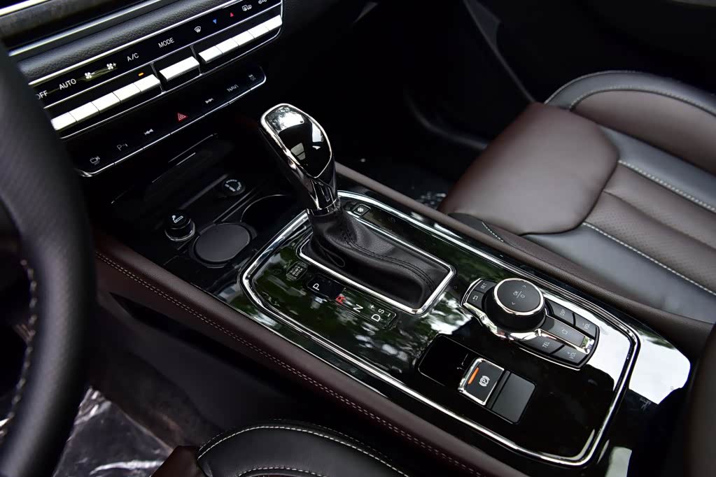 自动挡这个CVT也只能够提供平顺的交通体验，不过这个层次的消费者应该更加注重性能的稳定