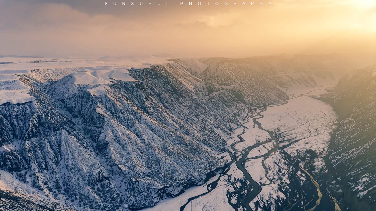 太阳努力冲出云雾的安吉海大峡谷气势犹存