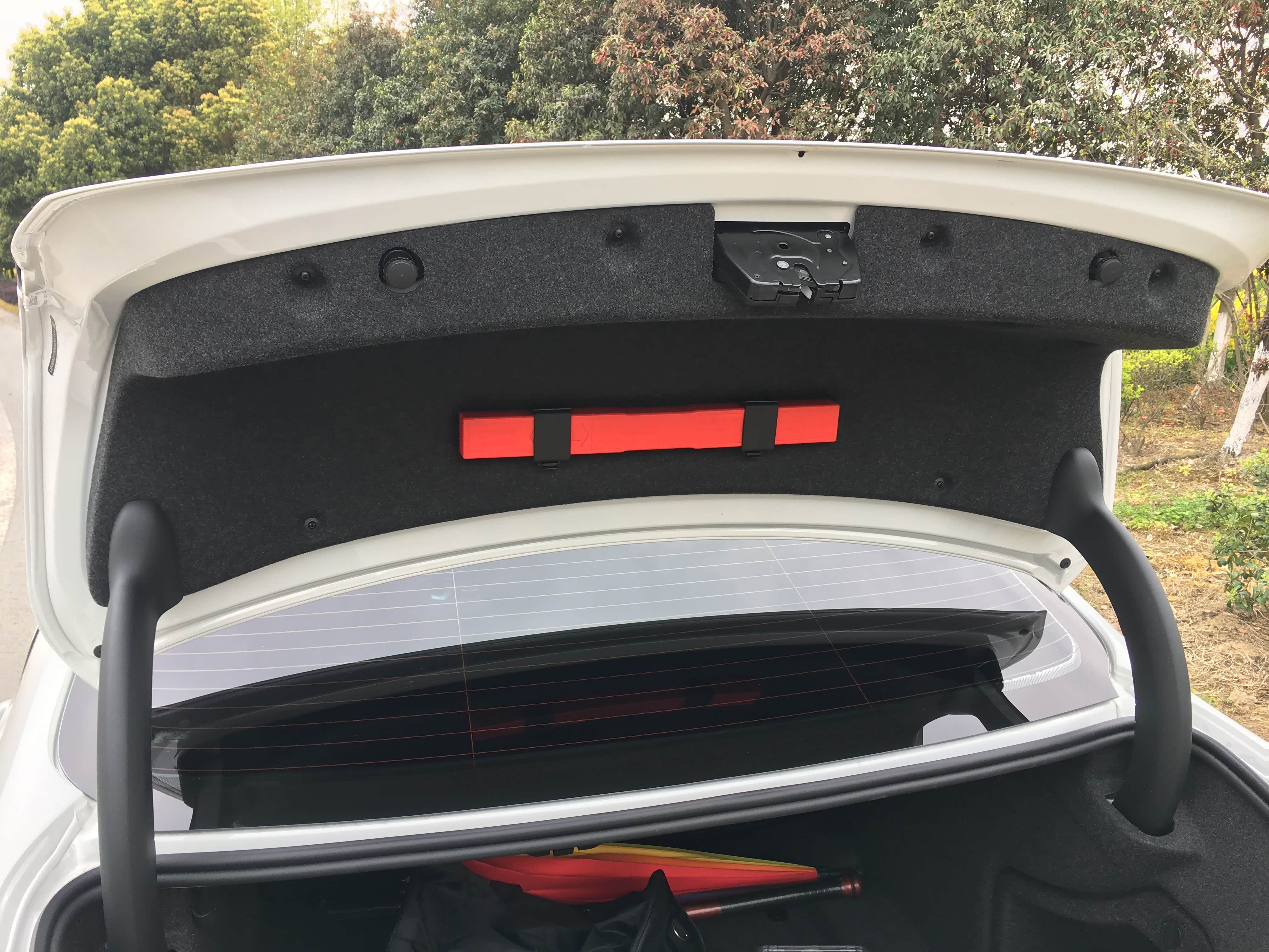 三脚警示牌居然粘在后备箱盖上