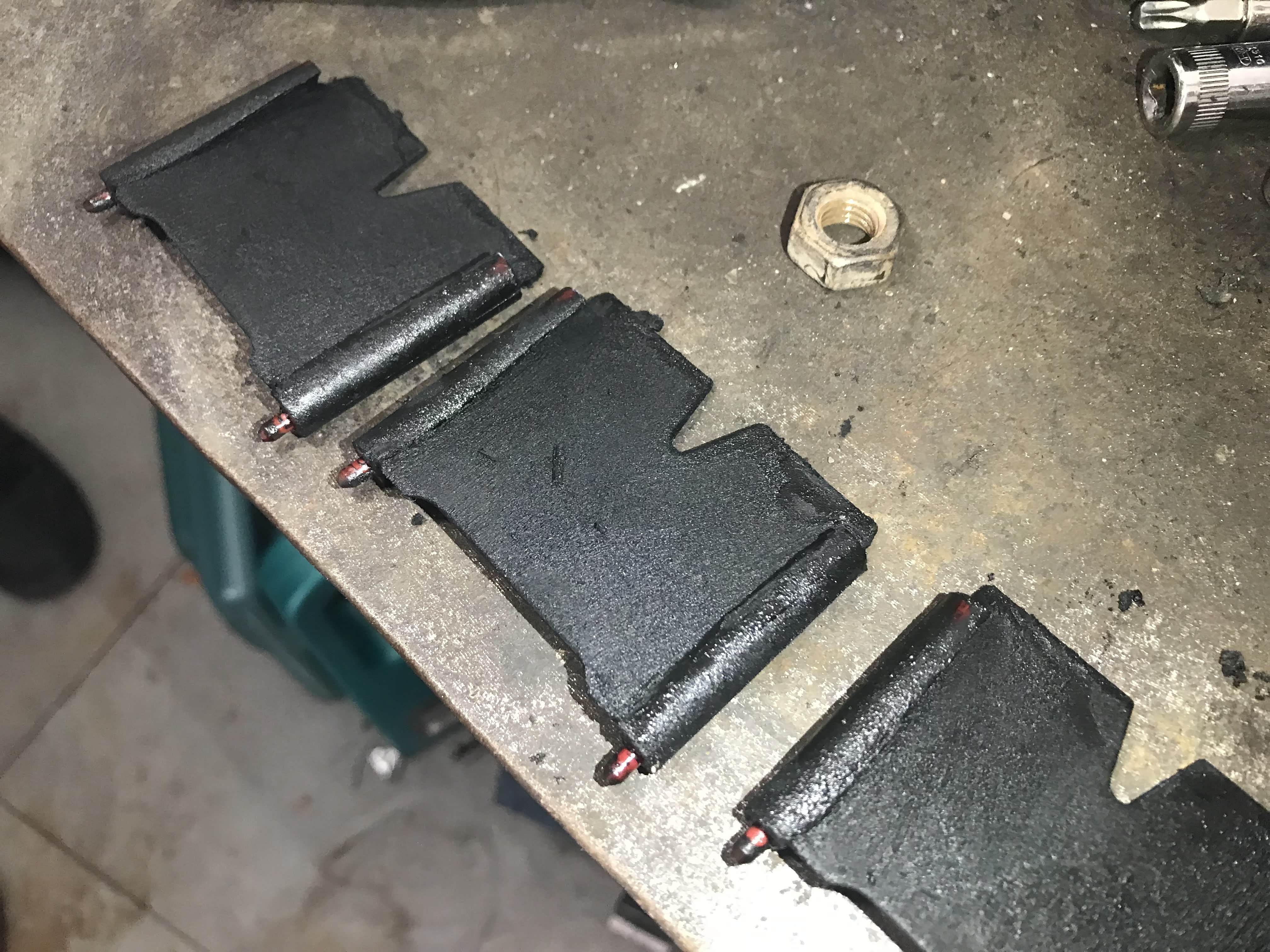 ▲进气翻板的导流板 看不到金属色了