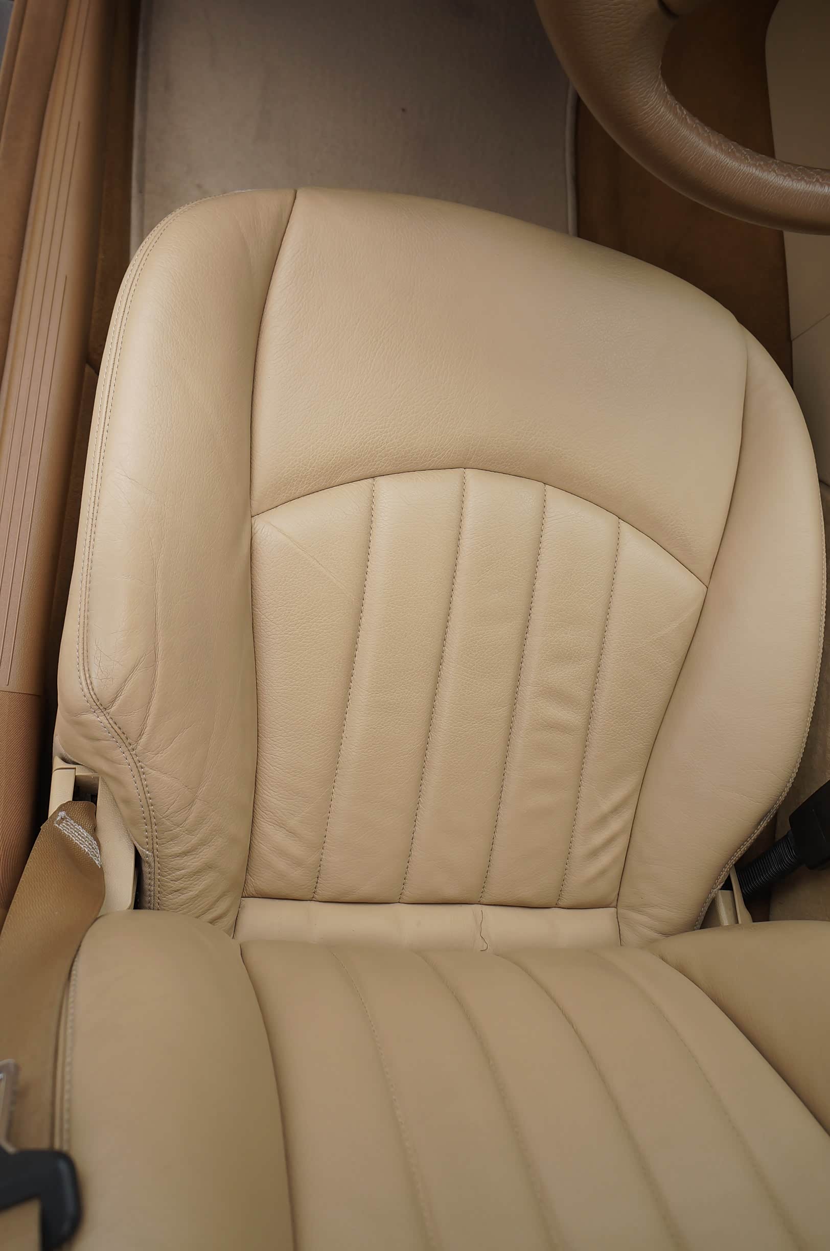 车虽然不算大，但是前排座椅的长度和宽度都足够，乘坐舒适性不打折