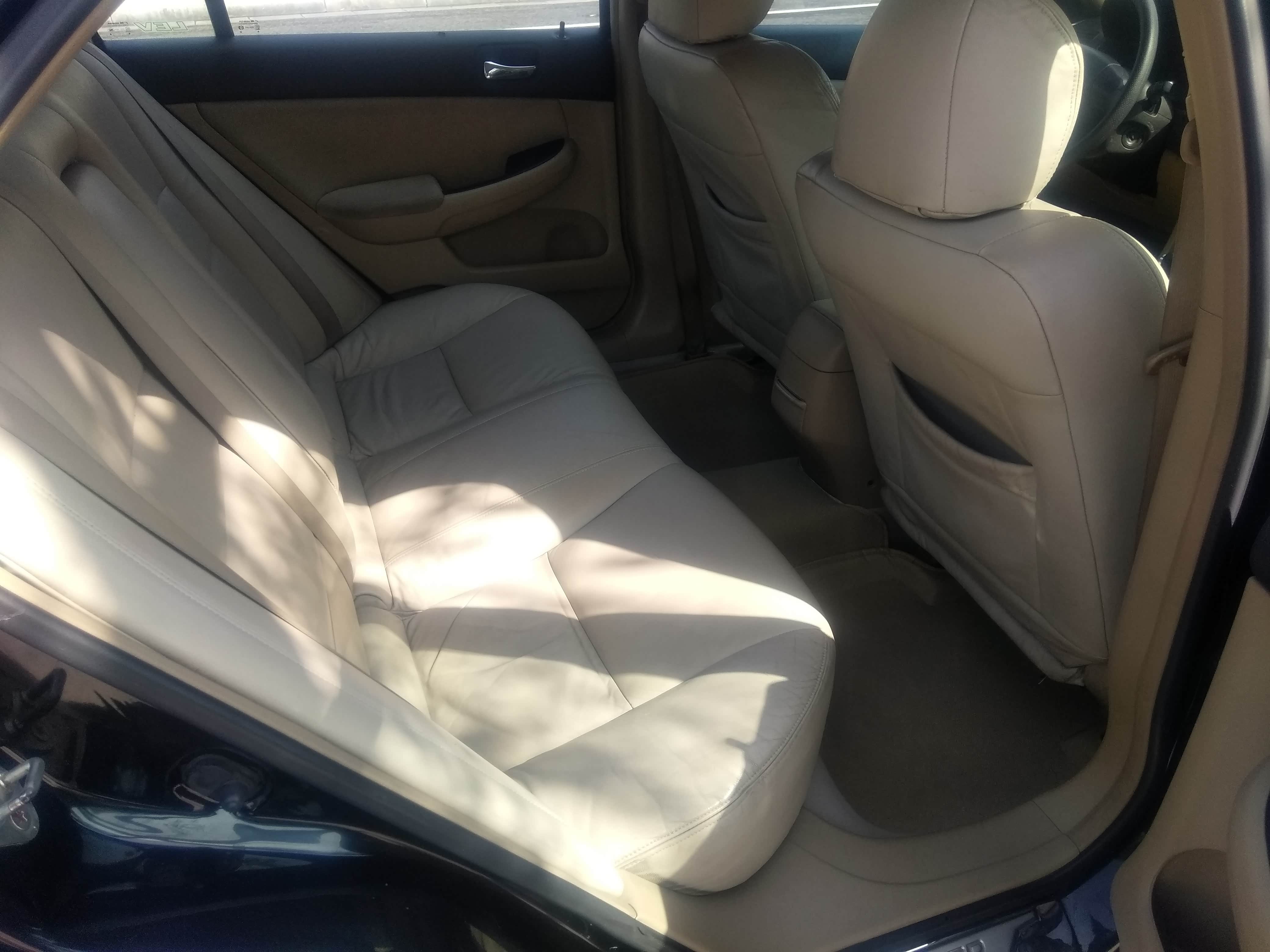 内部保养的很好，除了驾驶座有明显磨损外，其余座位使用率不高