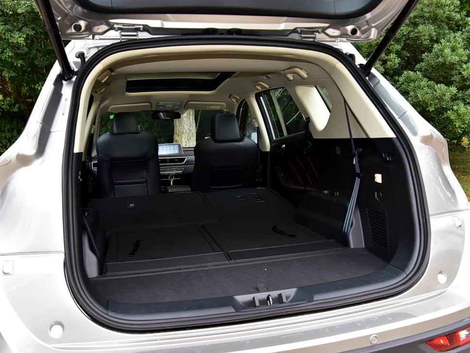 后两排座椅放倒后这个巨大的全平空间非常实用，也可以给你无限想象的空间