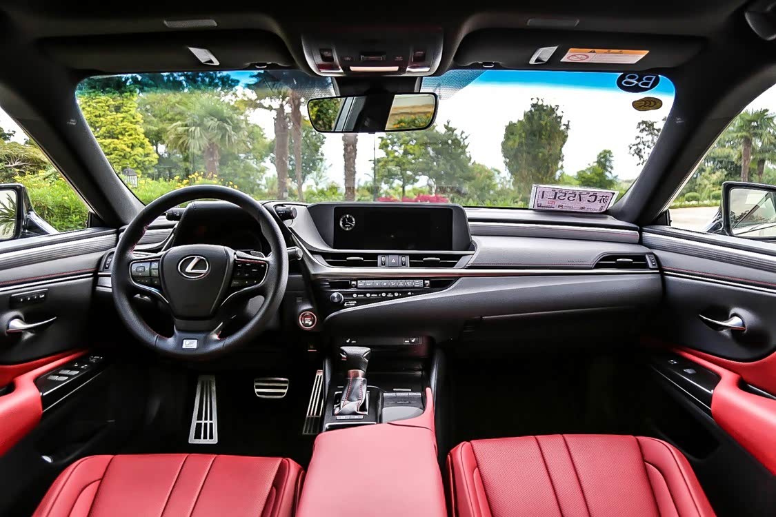 ES 260 F SPORT 的内饰，此时它运动的一面才终于显现出来