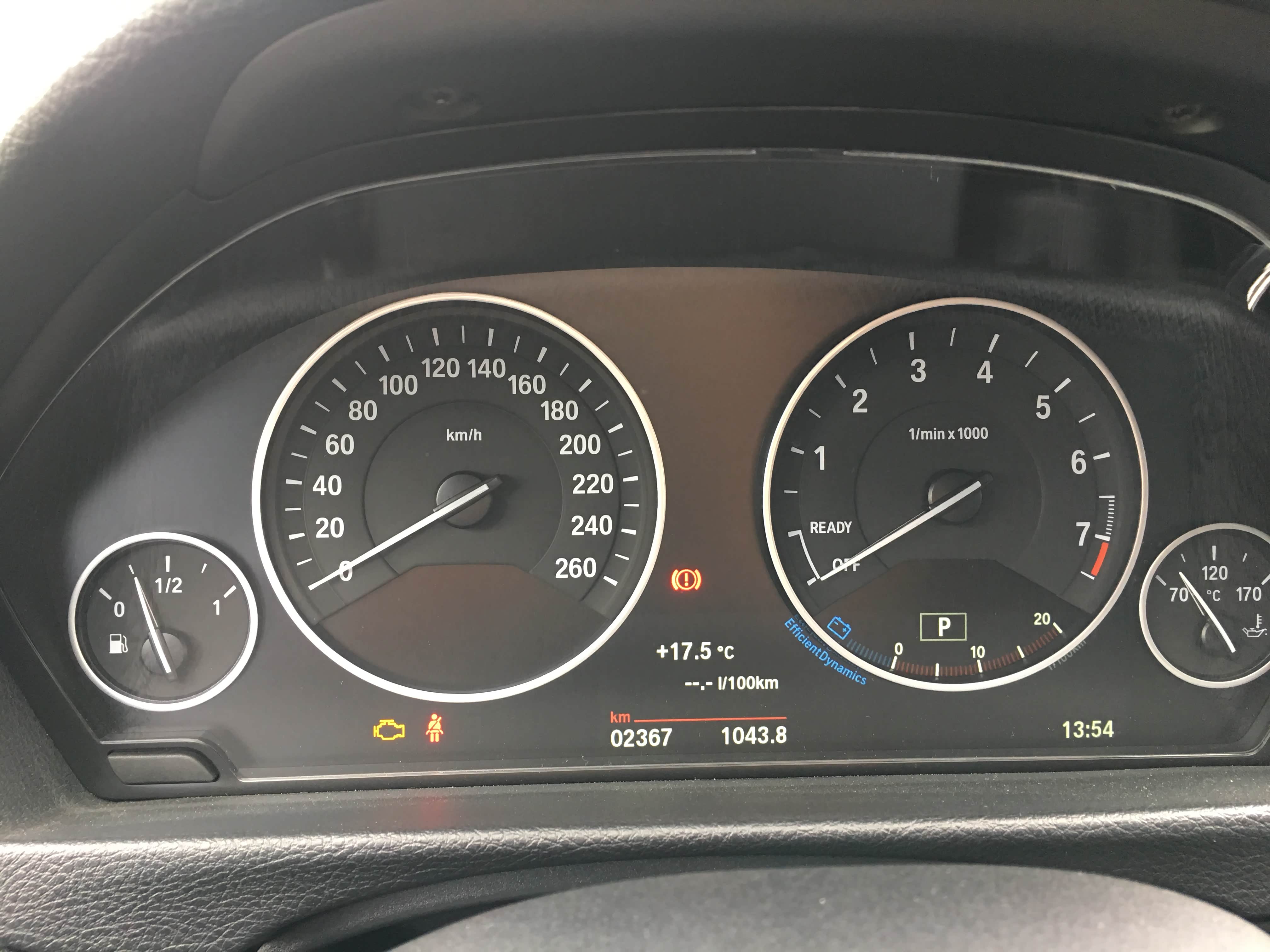 这个显示及时油耗，转向灯控制杆头上有个按钮，按下切换