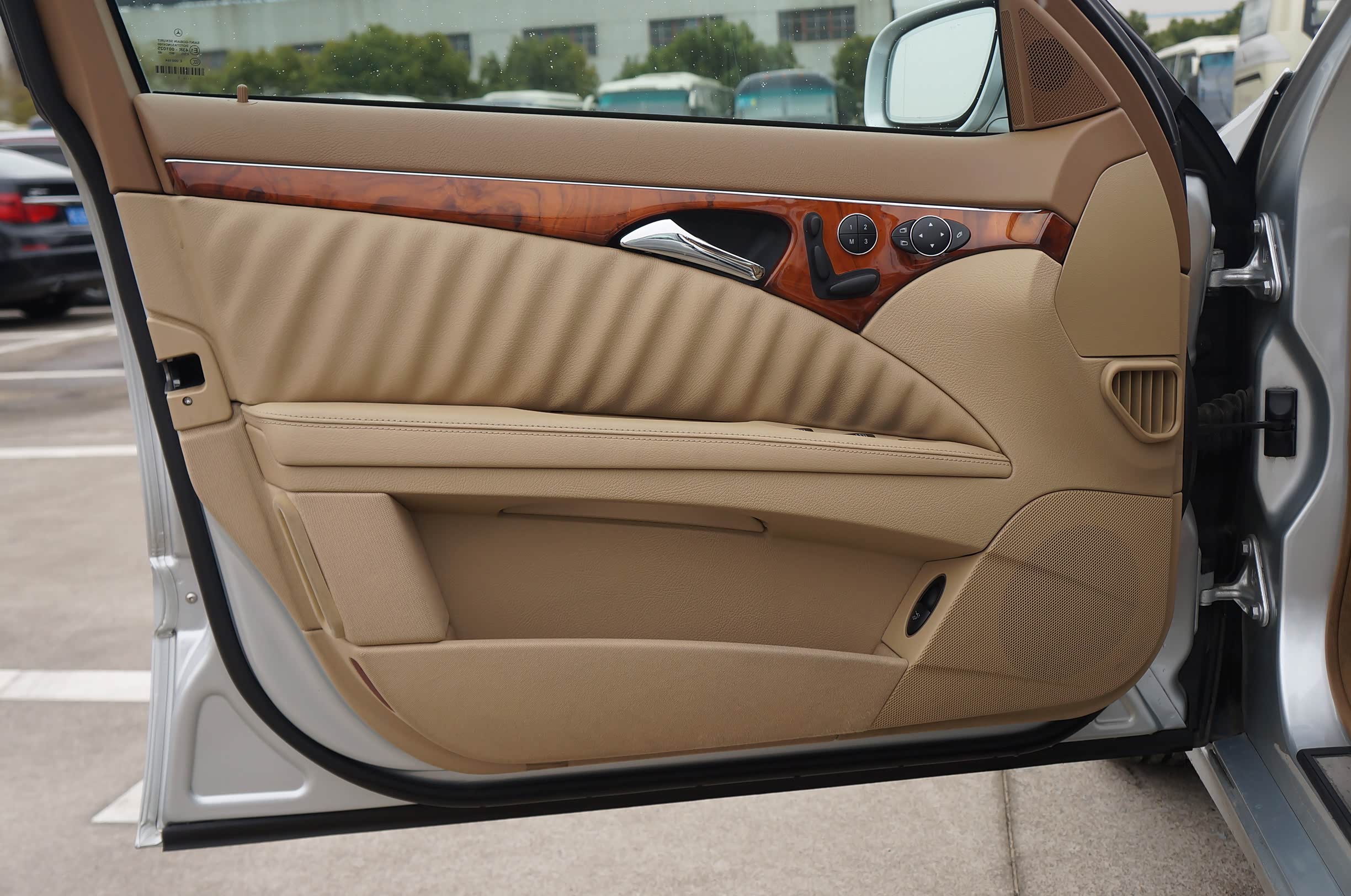 门板扶手上的褶皱太棒了，又好看又舒服，跟木纹饰条、镀铬拉手拼在一起，这哪是门板，这就是艺术品