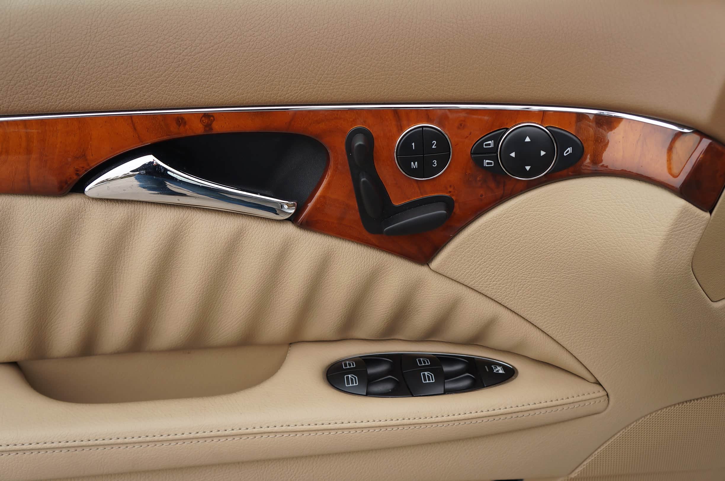 看细节处的磨损，这个成色的确是很吸引人。按钮的样子很复古，但很硬很机械，而且摁起来的声音不是很高级。