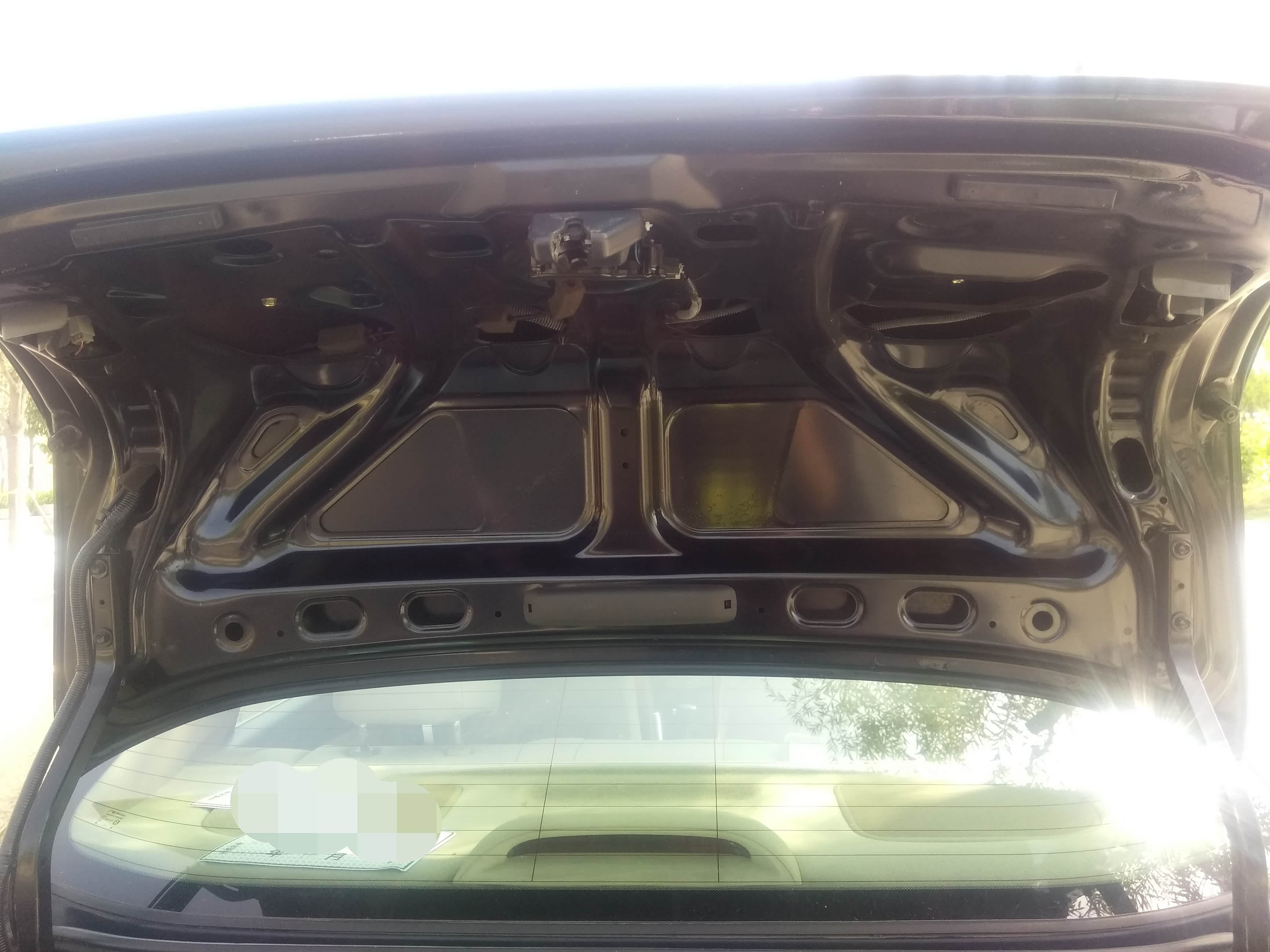 尾箱盖有喷漆无钣金