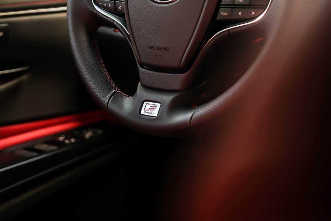 方向盘上的 F 标志