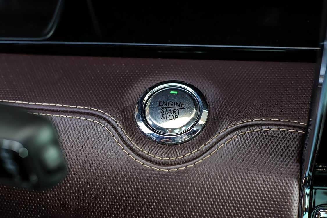 金属制点火开关。接通全车电源的时候，绿色指示灯会频繁闪烁，催促驾驶者点火