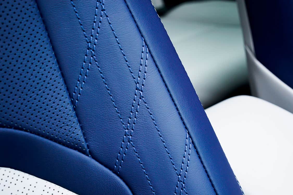 全新 UX 常规车型共有 5 种座椅配色可供选择(淳白色、桦树白色、黑色、赭石晶棕色、琉璃蓝白双色)