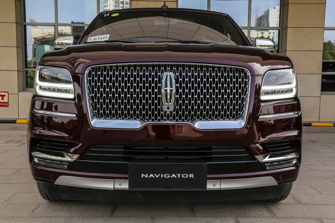 全新领航员标配主动式进气格栅，前保险杠两端还有通往前轮的通风口