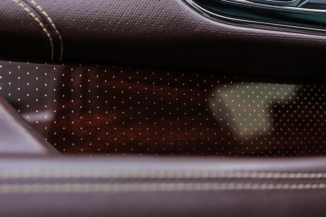 带点状细节的实木饰板