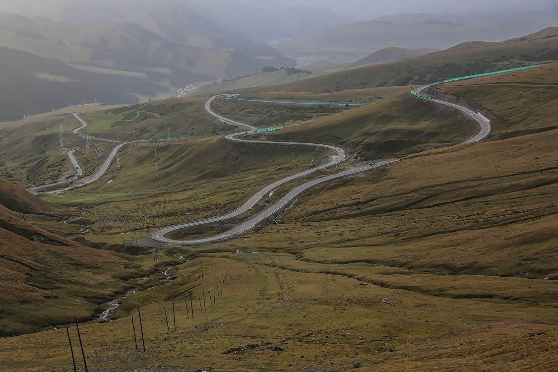 这类弯曲的山路是钢炮的天堂