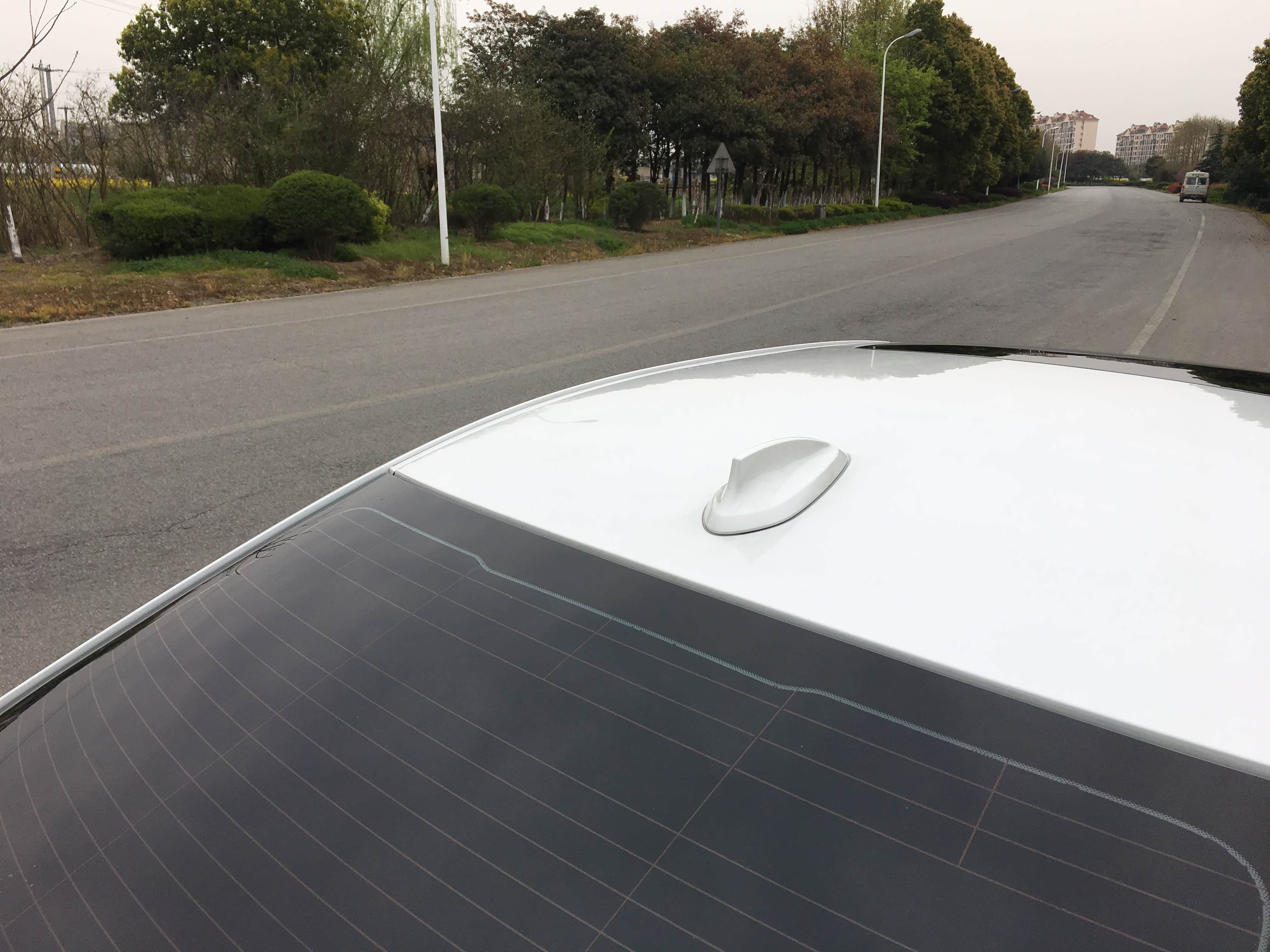 这个小尾巴是什么作用呢？收音机天线吗？后档条子是电热丝