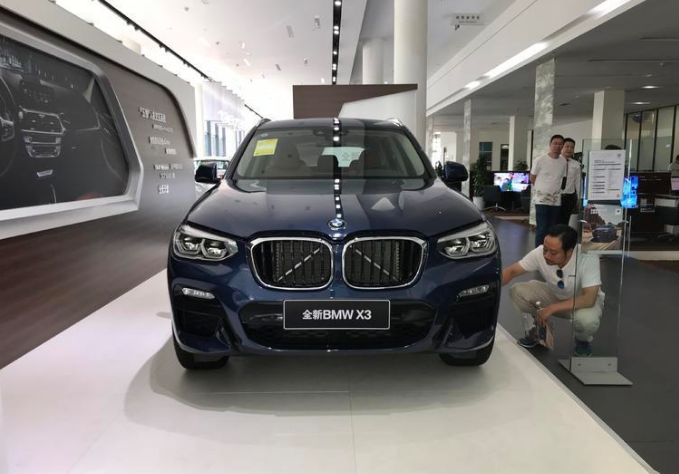 有很多宝马的粉丝吐槽X3前脸下部包围有点丑，与其说丑倒不如说成是不太协调，这种状况在白色车身更加明显