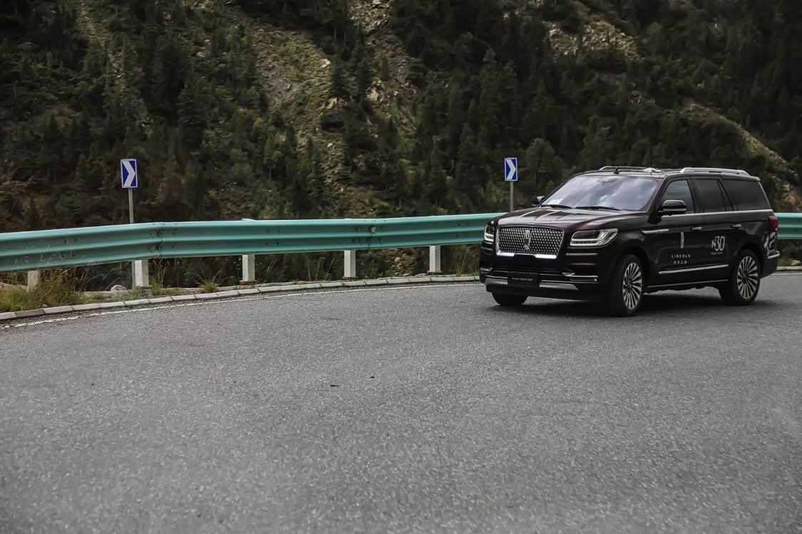 带着全新领航员过弯的时候，需要尽可能靠外侧