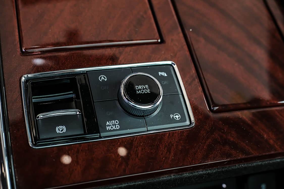 驾驶模式控制旋钮被自动启停、自动驻车、前后雷达和自动泊车系统的开关围绕