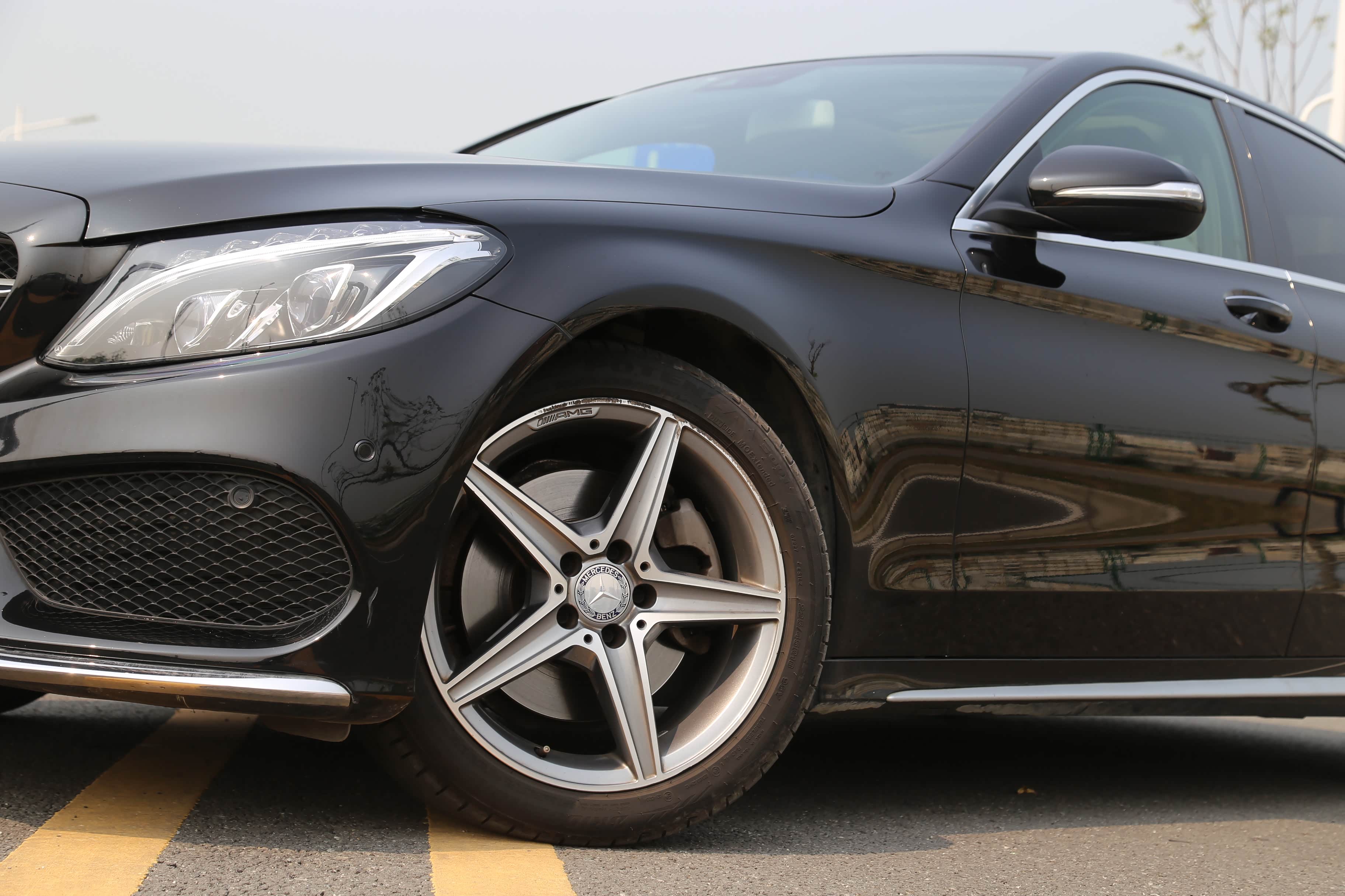 方向盘稍打一点角度，会让这只哪怕受了点伤的18寸五星轮毂重新变得张力十足，充满血气。