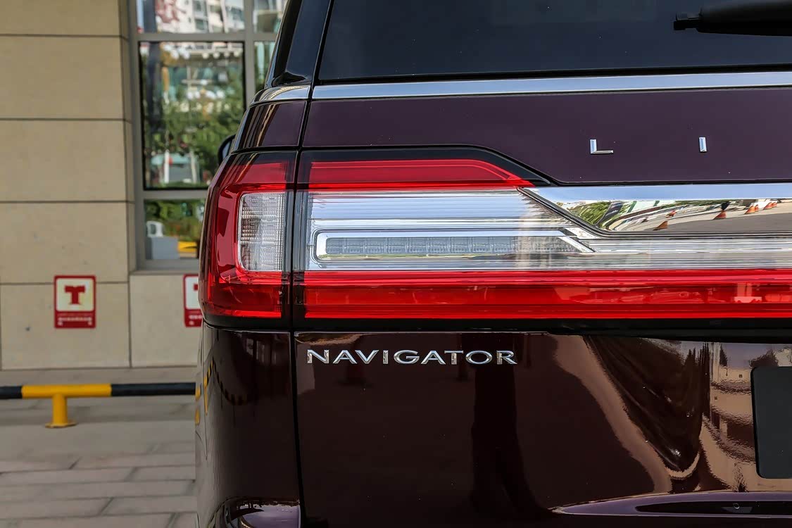 贯通式 LED 尾灯