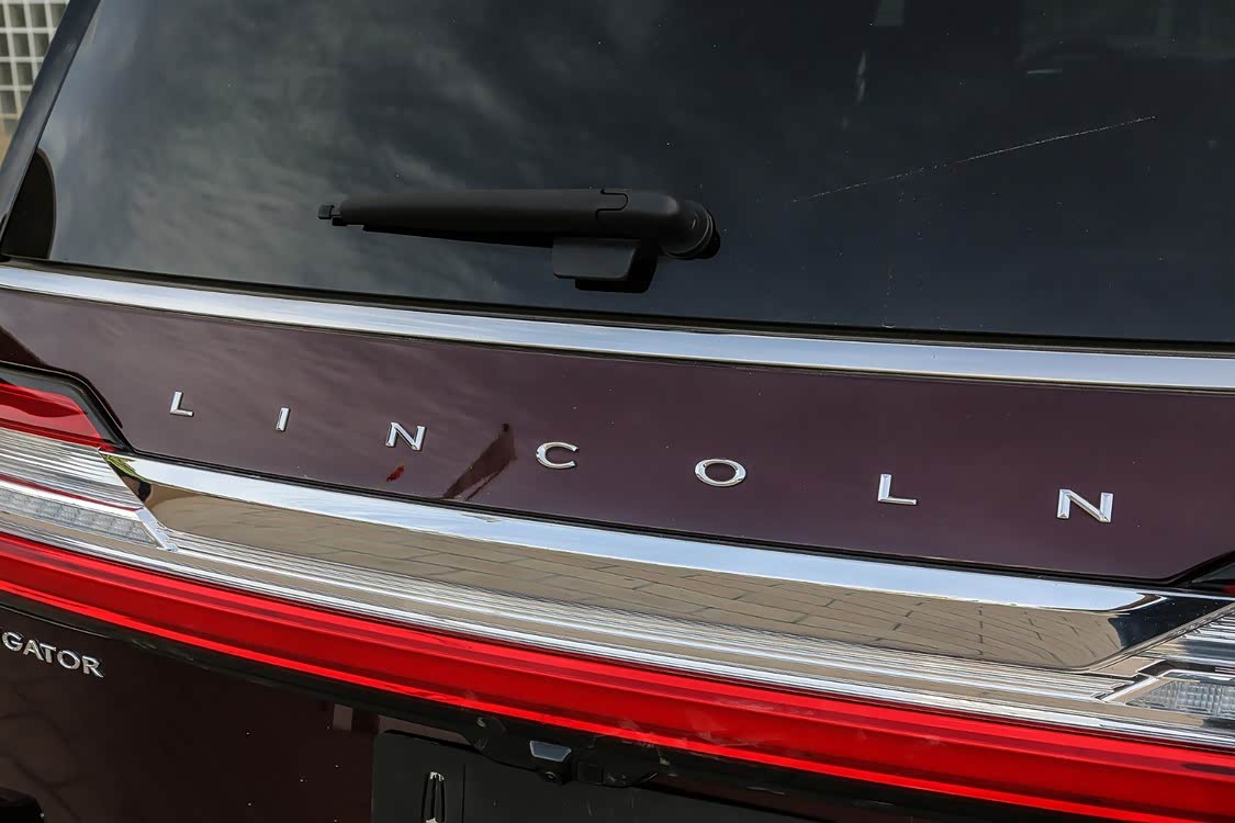 宽大的镀铬饰条配以 LINCOLN 字样