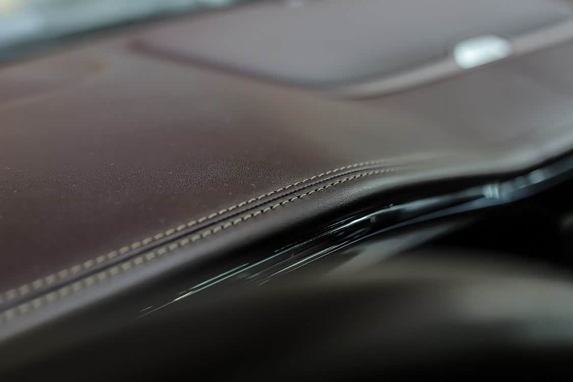 光面真皮与对比色双缝线仪表台