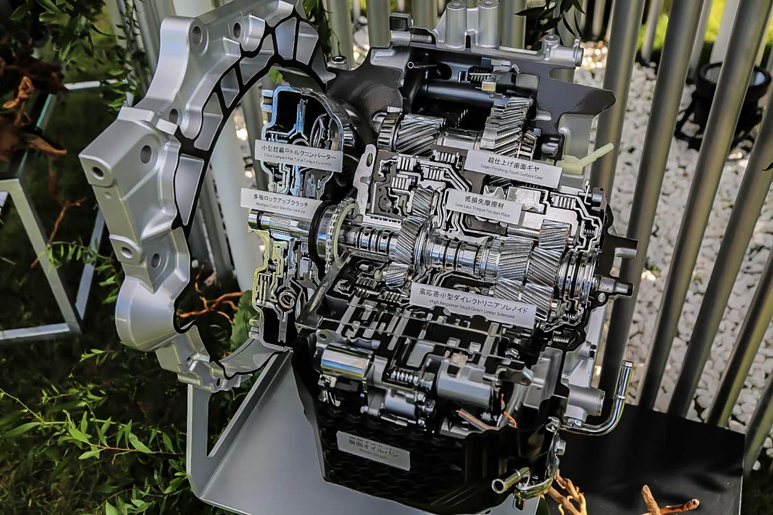 Direct Shift 8 速自动变速箱，它的体积经过优化，甚至小于以前的 6 速自动变速箱