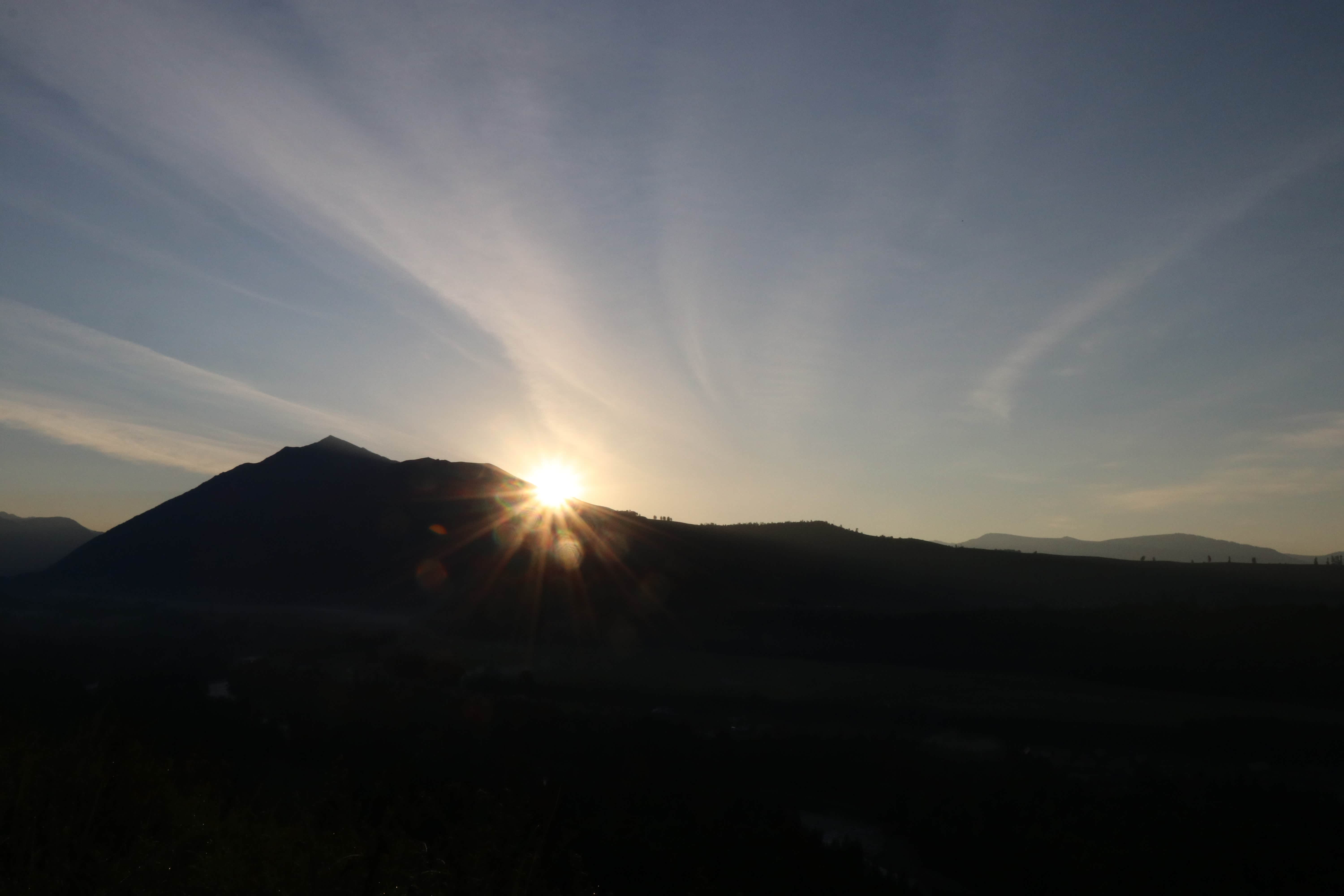 爬上观景台，刚好看到日出