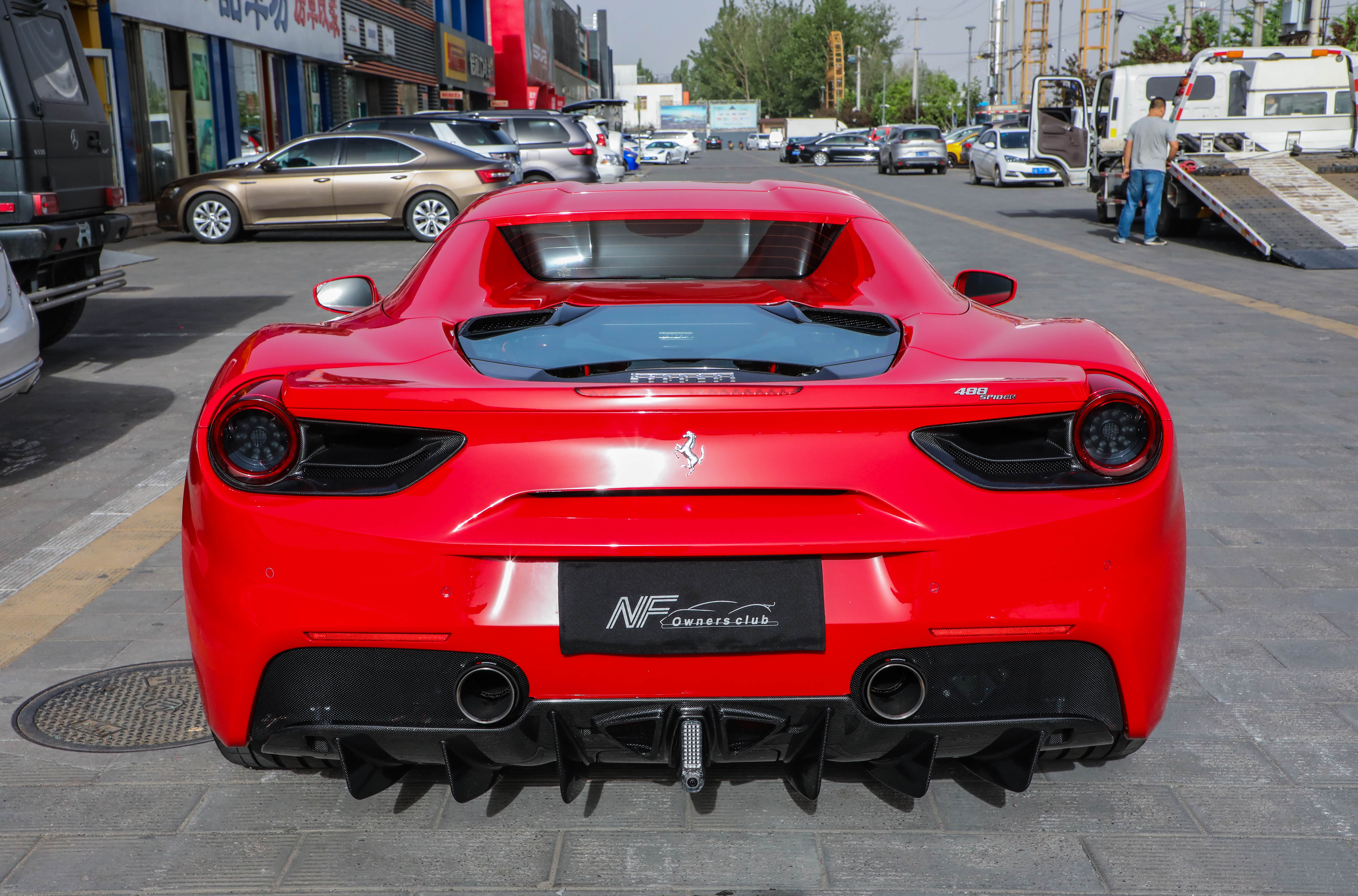 来到车后我们看到，碳纤维尾灯散热孔，碳纤维后唇，Capristo的领航灯比原厂的更加纤细，简洁利落