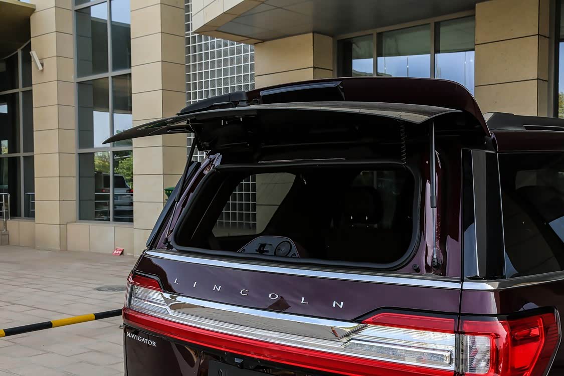 可单独开启的后挡风玻璃