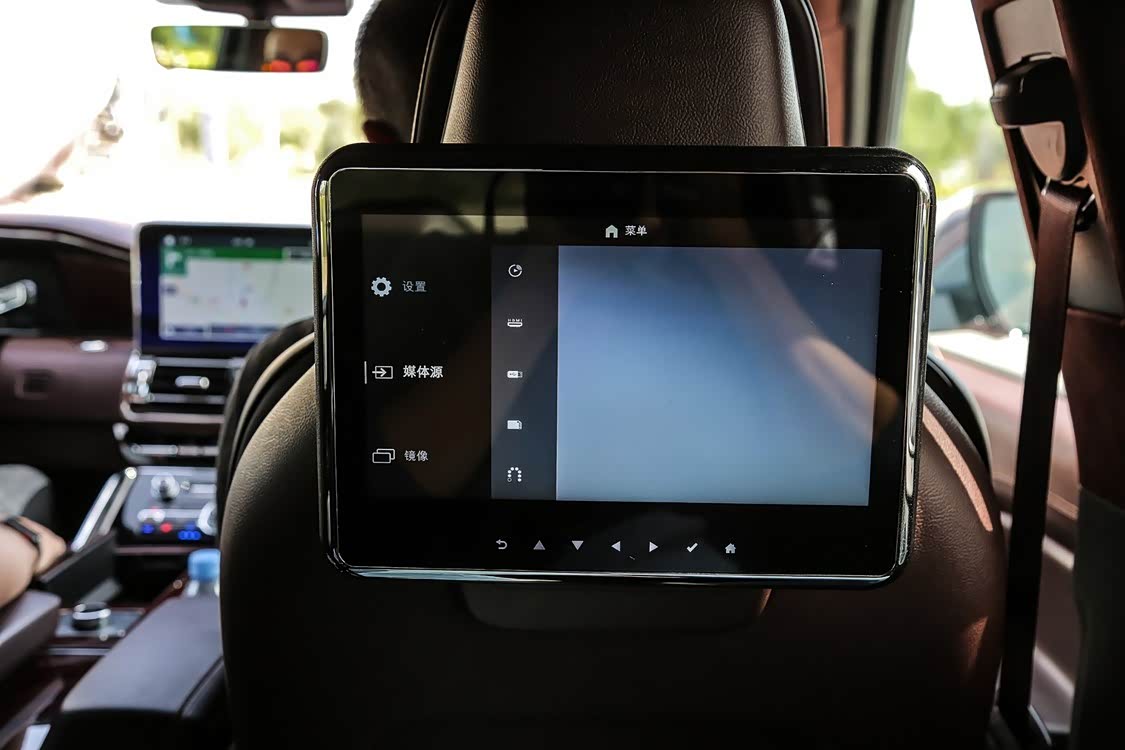 第二排 10 英寸显示屏，操作需要使用下方的一排触控键