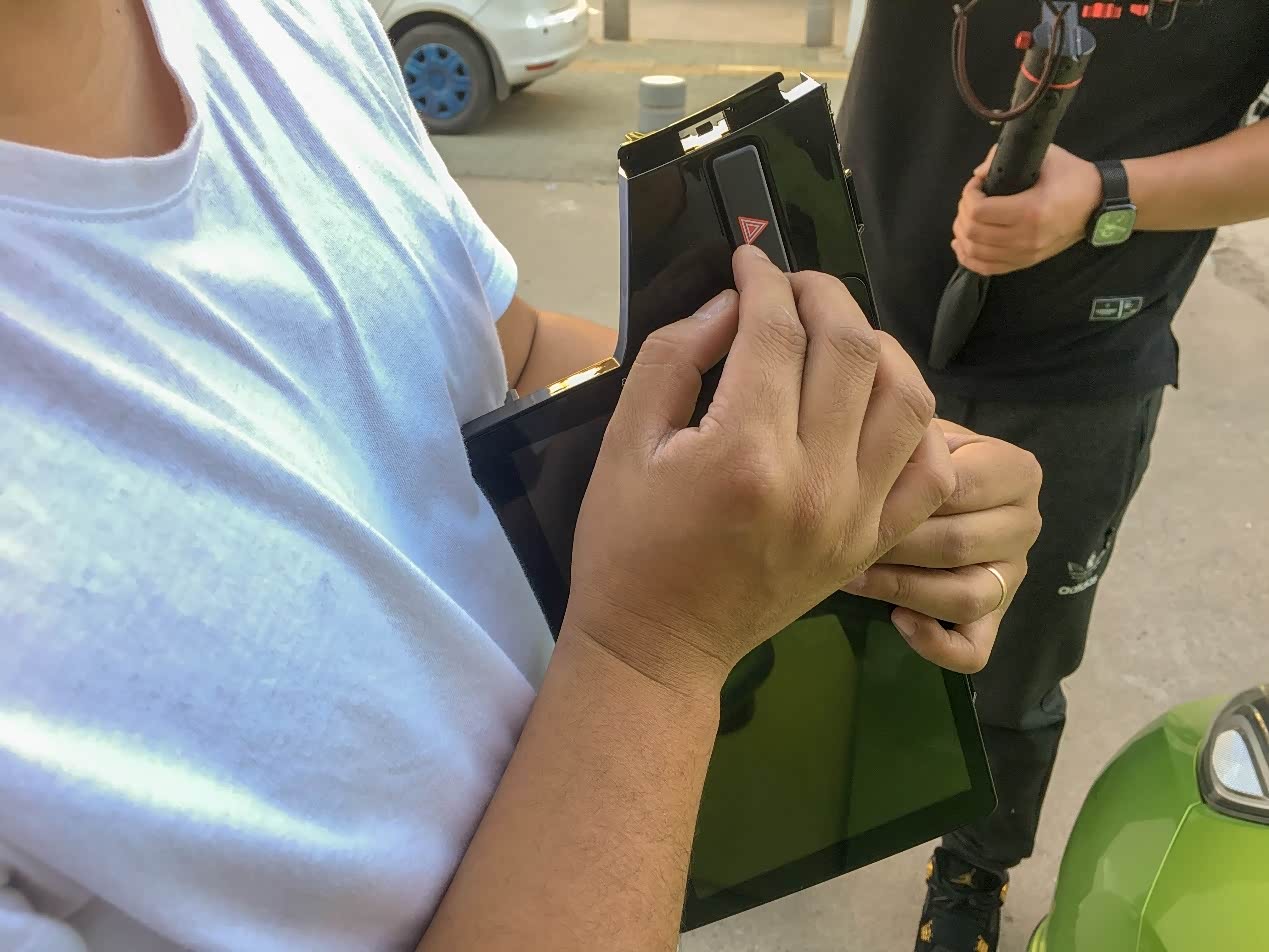 安装车机配件应急灯按钮